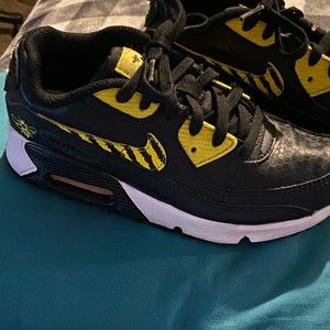 Nike Black yellow Nikes